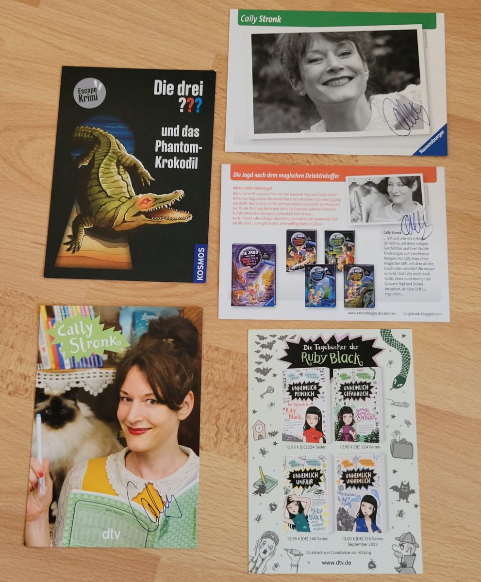 Bücher und Autogrammkarten der Autorin