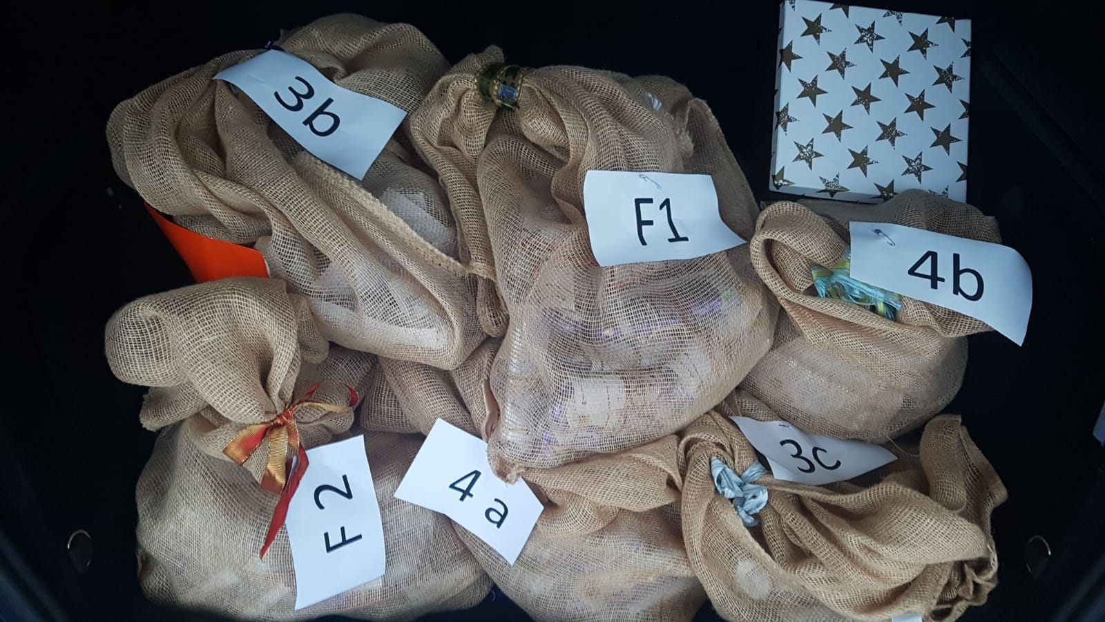 Säckchen mit Geschenken für jede Klasse