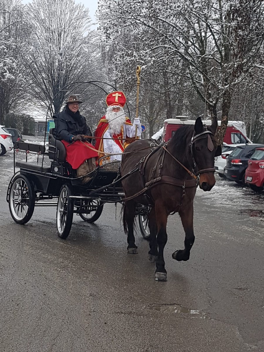 Der Nikolaus kommt mit der Kutsche