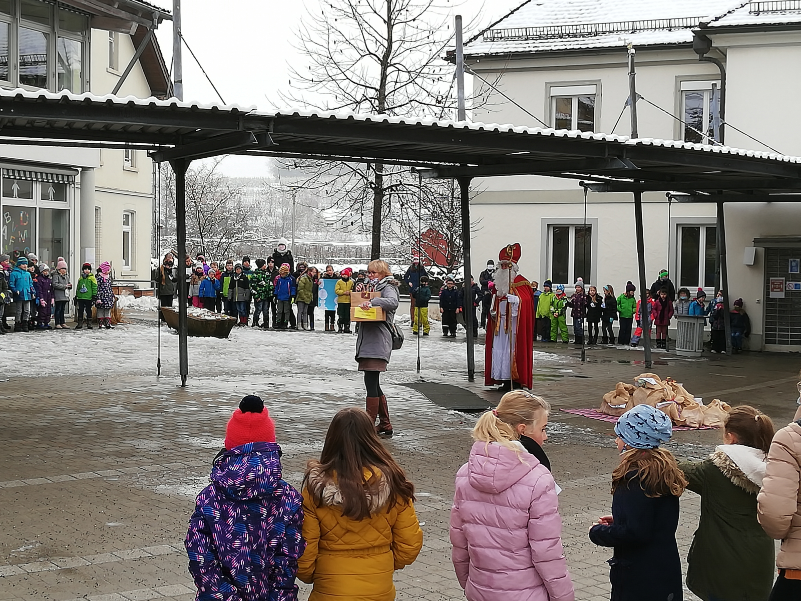 Die Kinder warten gespannt